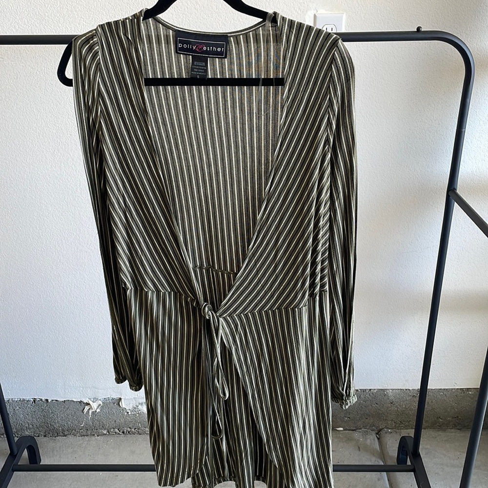 Women’s cardigan style top.